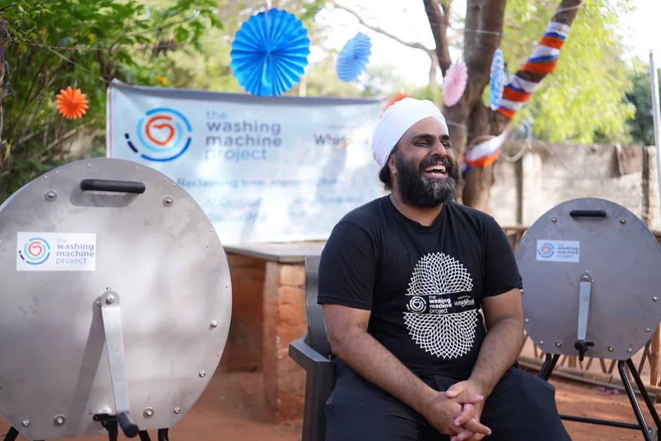 An off-grid, flat-packable washing machine