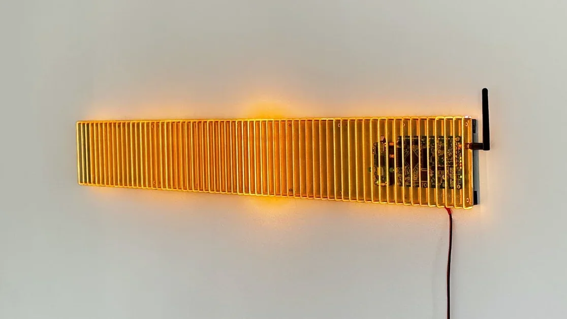 I built a light that reacts to radio waves [video]