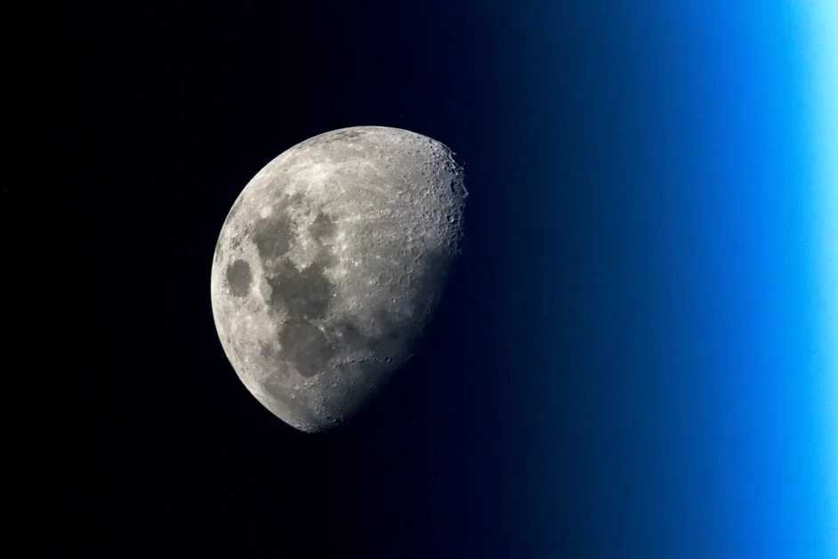 All 12 moonwalkers had "lunar hay fever" from dust smelling like gunpowder (2018)