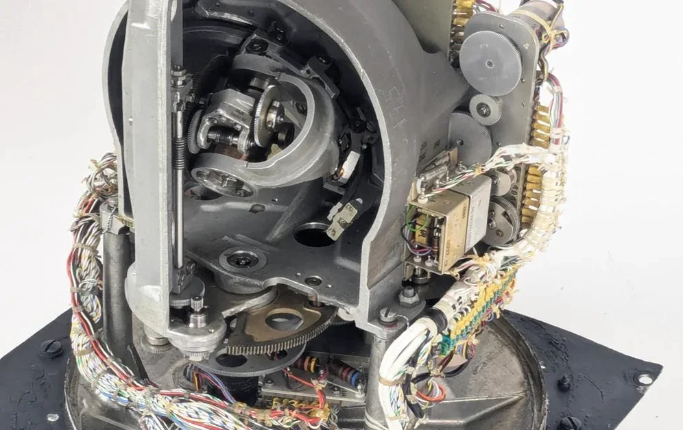 The electromechanical angle computer inside the B-52 bomber's star tracker