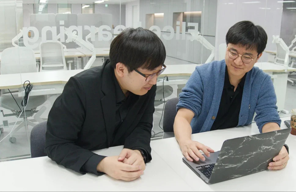 막힐 때마다 직접 만들었더니, AI 풀스택 기업이 된 사연